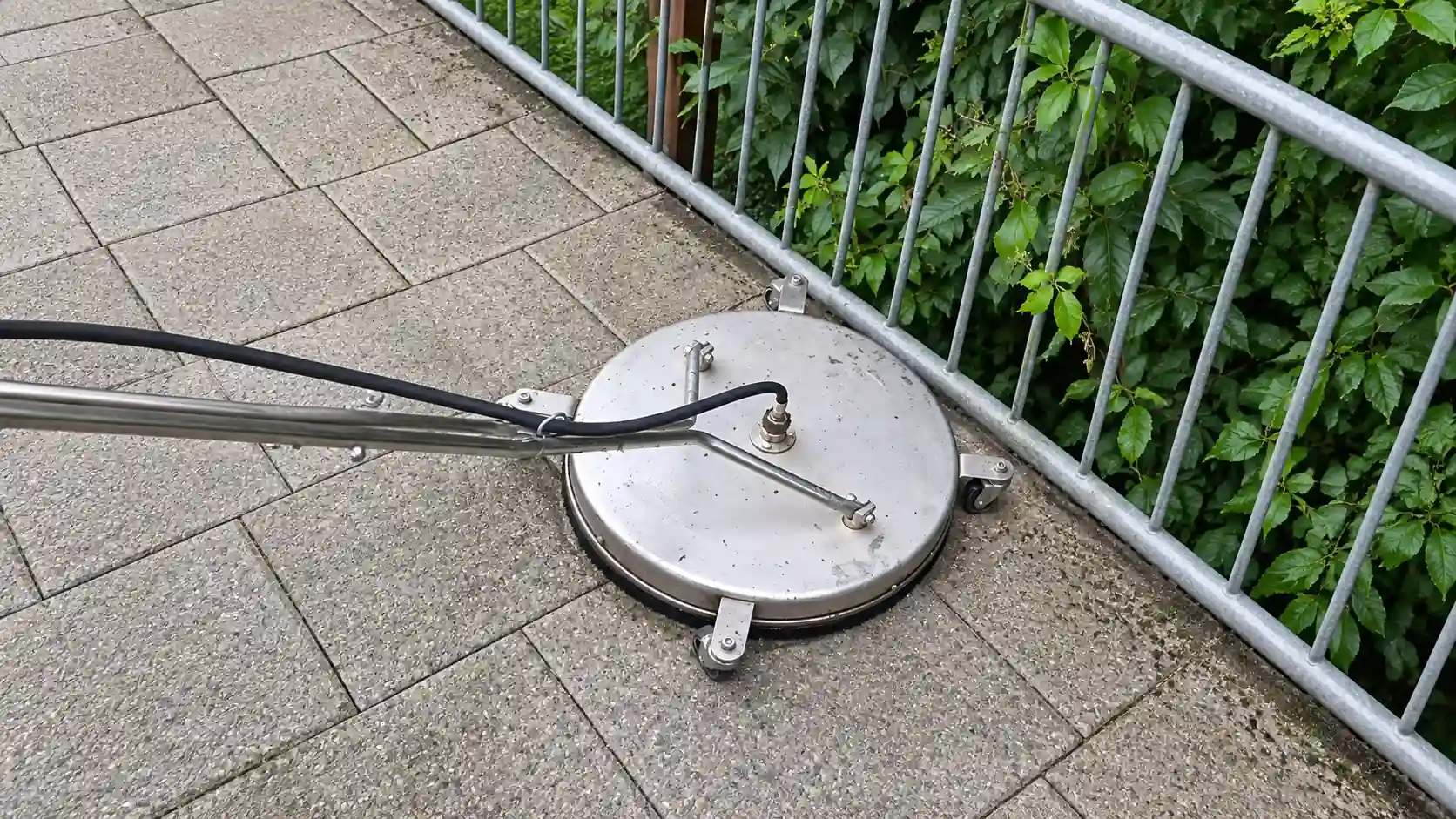 Geschlossener Flächenreiniger auf Steinplatten, KI-Illustration nach Originalaufnahme